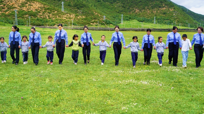 迪慶格?；ㄎ礄z團隊為快樂鳥幼兒園小朋友送去一份特殊的“畢業(yè)禮物”